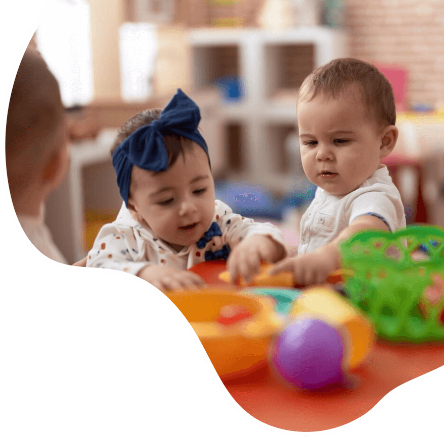 Дети на празднике Kidzz с шарами и улыбками